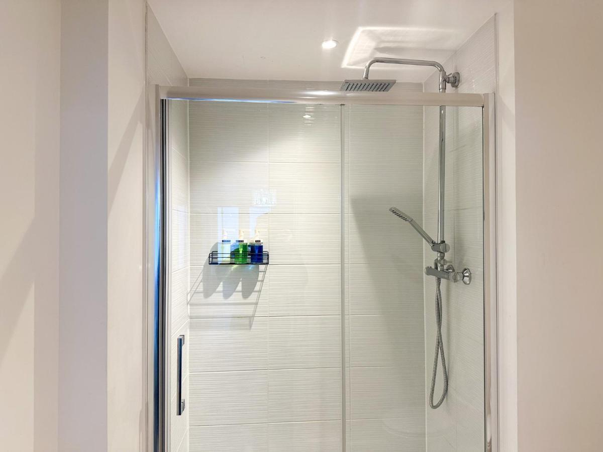 Luxury 2 Bedroom City Centre Apartment - Secure Parking - Amazing Location! Canterbury Esterno foto